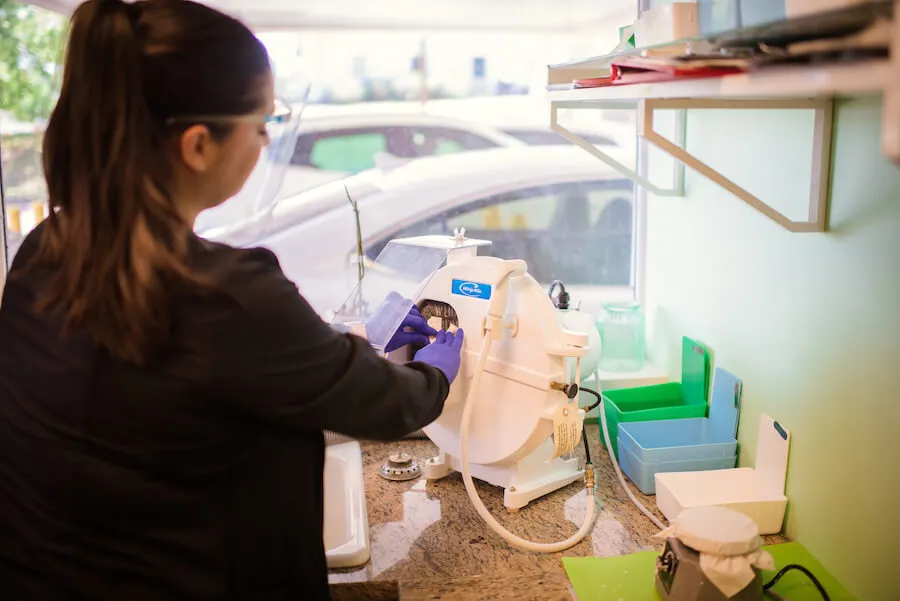 Máquina de radiografía panorámica en la sala de imágenes