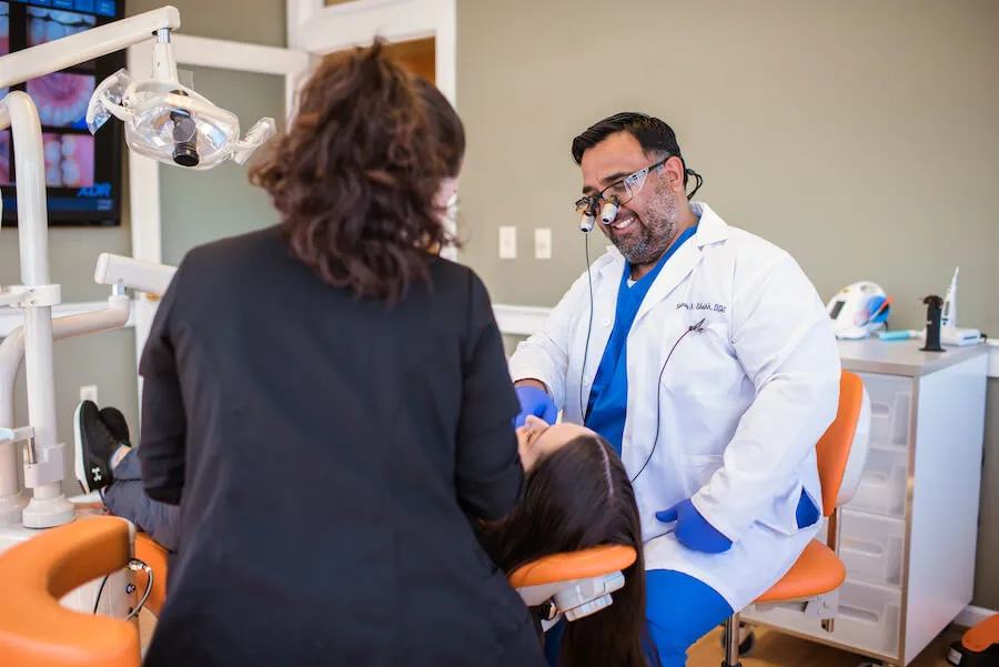 Le Dr Shaikh examinant des radiographies avec une collègue